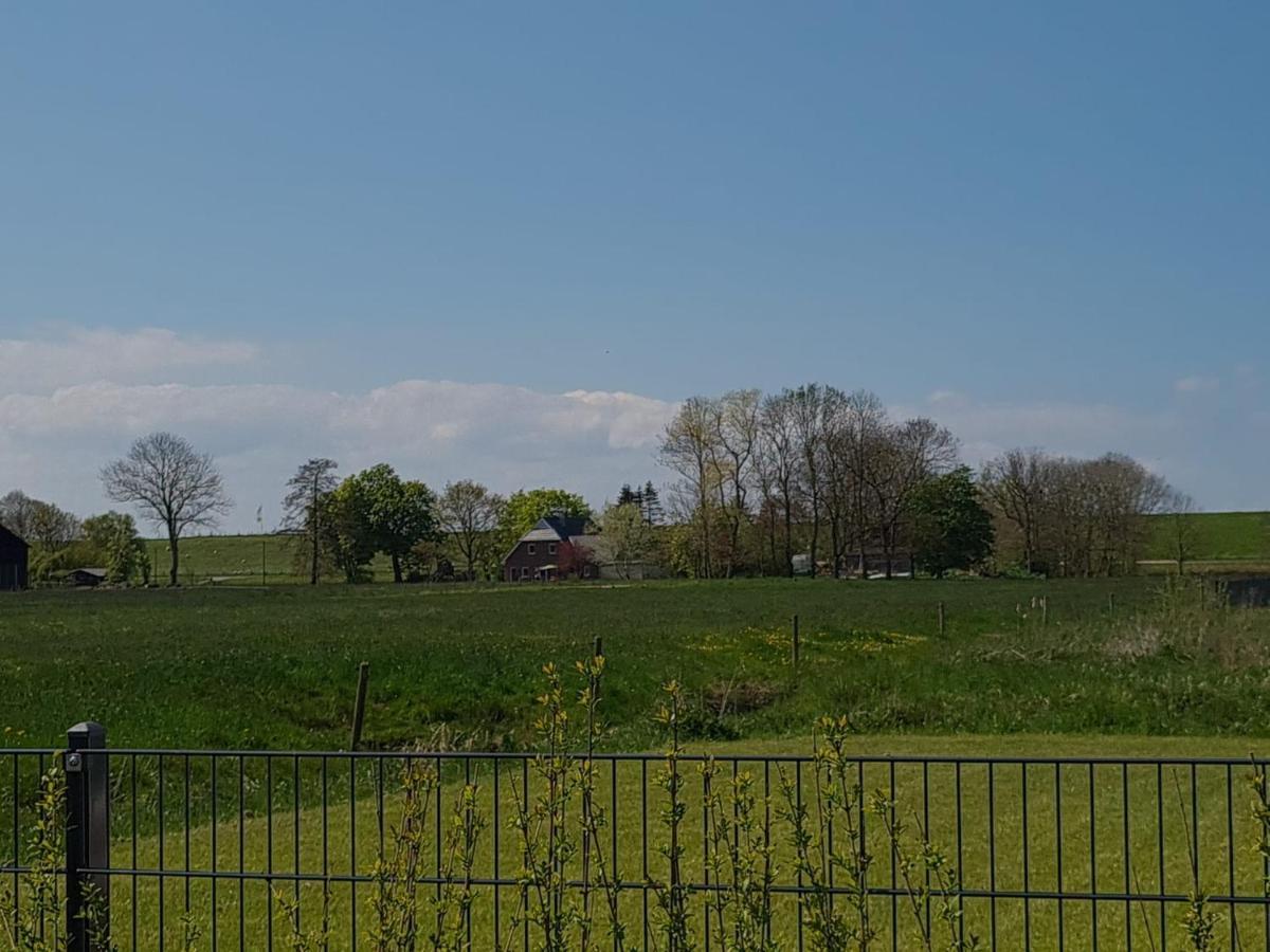 Watt´n Blick - Hundefreundliches Ferienhaus mit Ausblick über die Wiesen bis zum Deich Schweiburg Exterior foto
