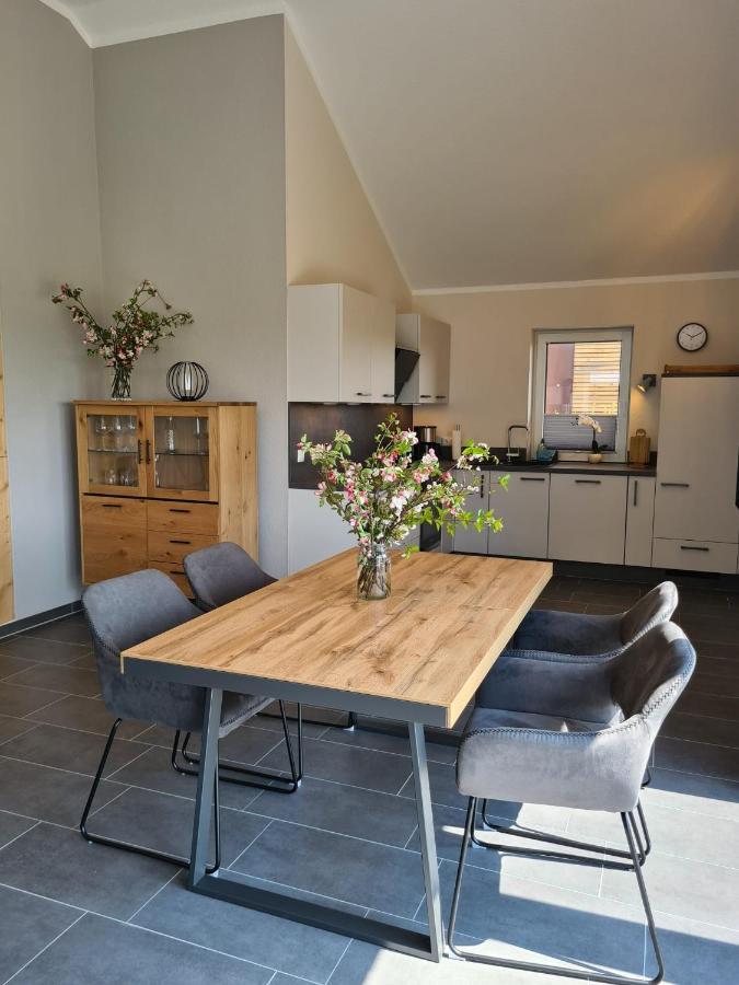 Watt´n Blick - Hundefreundliches Ferienhaus mit Ausblick über die Wiesen bis zum Deich Schweiburg Exterior foto