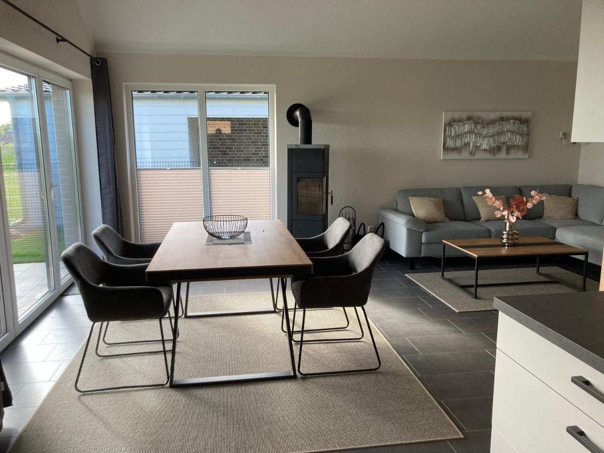 Watt´n Blick - Hundefreundliches Ferienhaus mit Ausblick über die Wiesen bis zum Deich Schweiburg Exterior foto