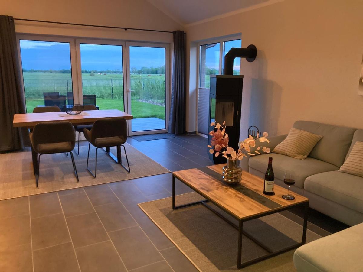 Watt´n Blick - Hundefreundliches Ferienhaus mit Ausblick über die Wiesen bis zum Deich Schweiburg Exterior foto